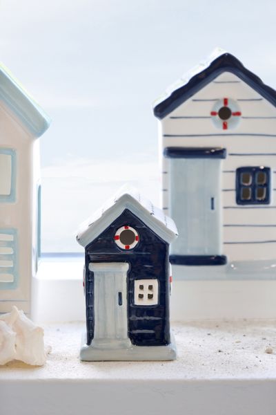 Hovedbilde Strandhus i keramikk – håndmalt dekor