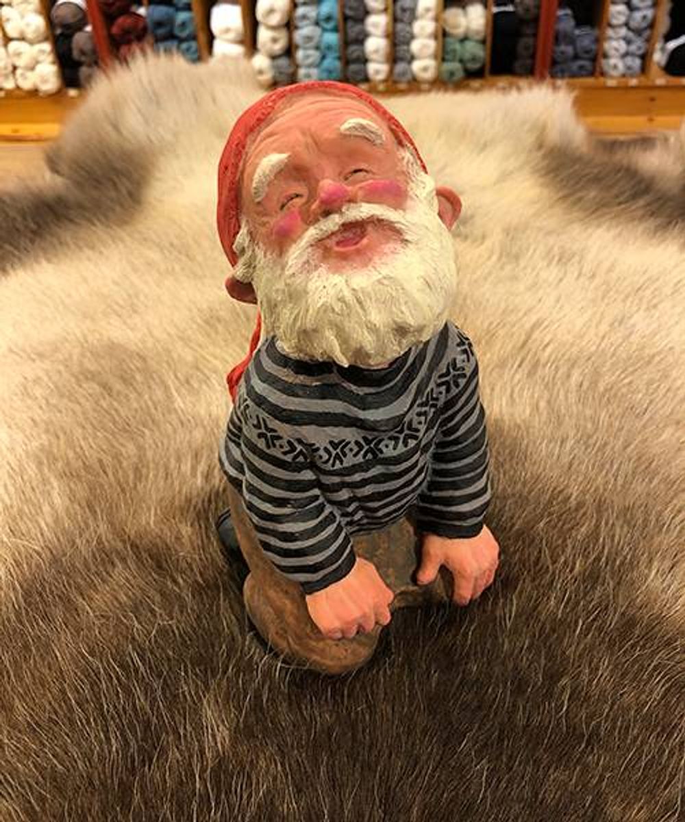 Midthun-Nisse på kne