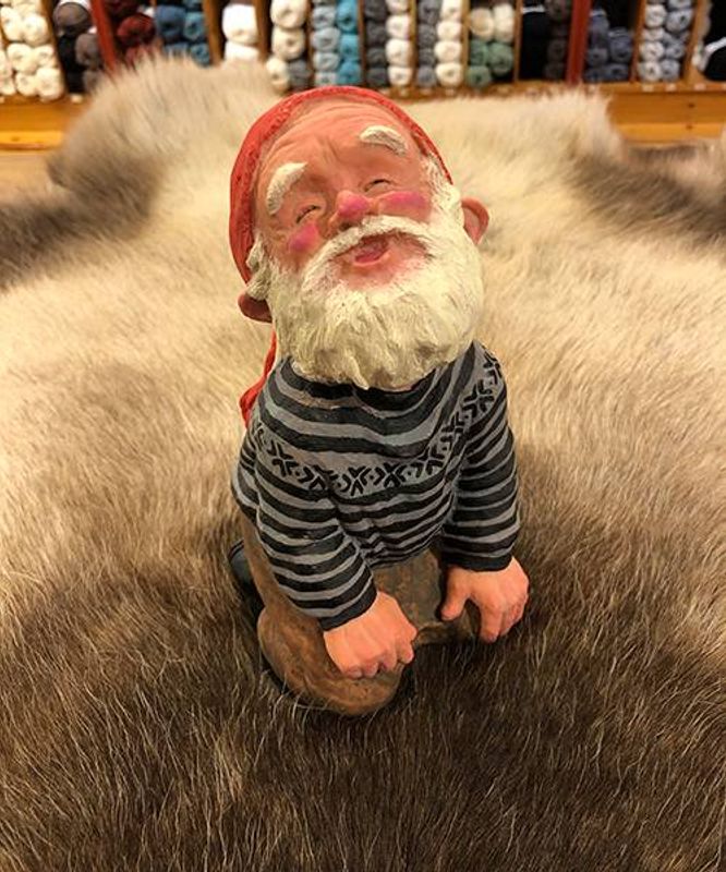 Midthun-Nisse på kne