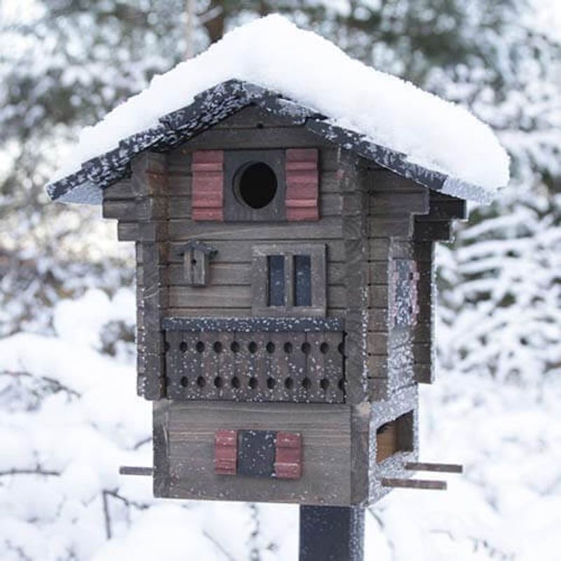 Fuglekasse og fuglemater i ett Stabbur Wildlife Garden