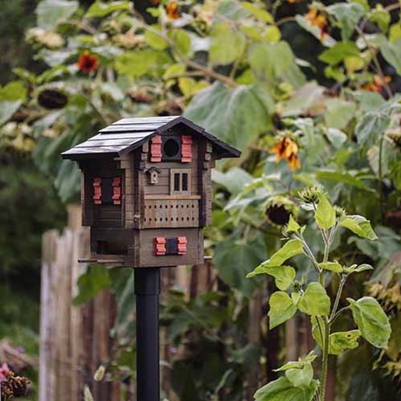 Fuglekasse og fuglemater i ett Stabbur Wildlife Garden